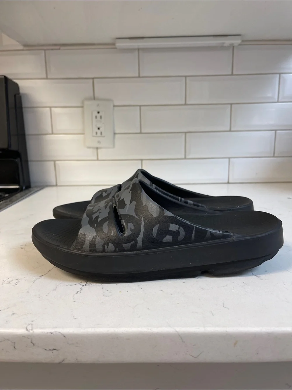 Oofos OOahh MEN'S SPORT SLIDE Black Grey Camo Size 9